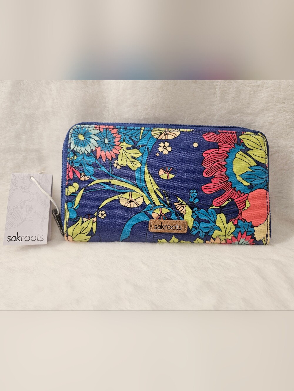 NWT Sakroots Artist Circle Wallet